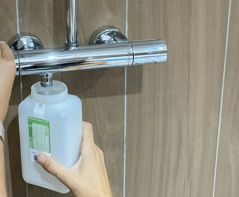 Prélèvement d’eau par le laboratoire
